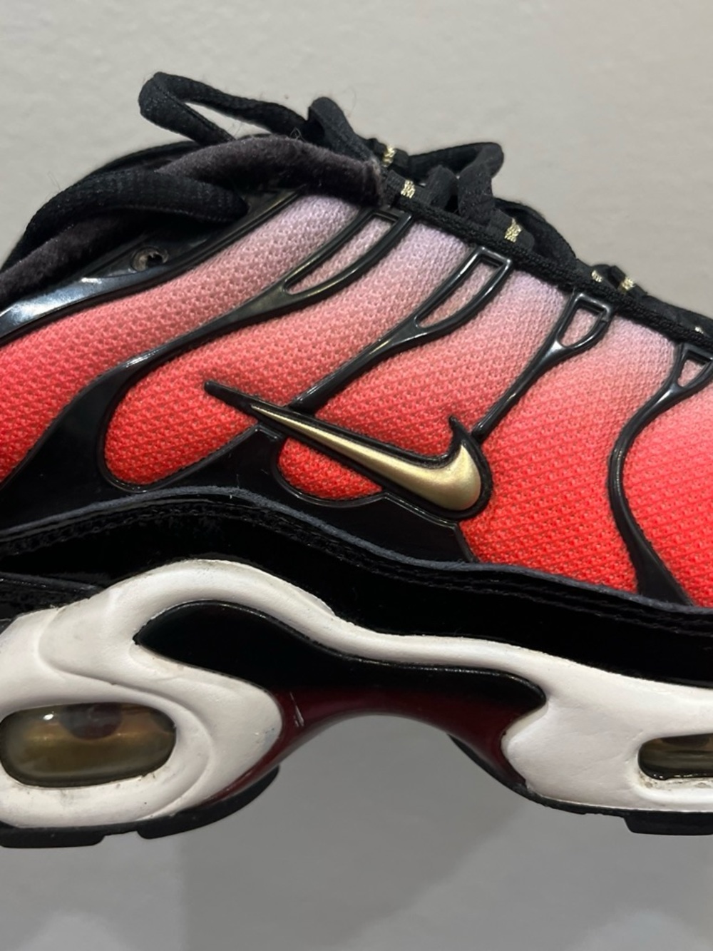Nike Gradient Red to Pink Air Max Plus TN with Black Accents - Picture 7 of 8